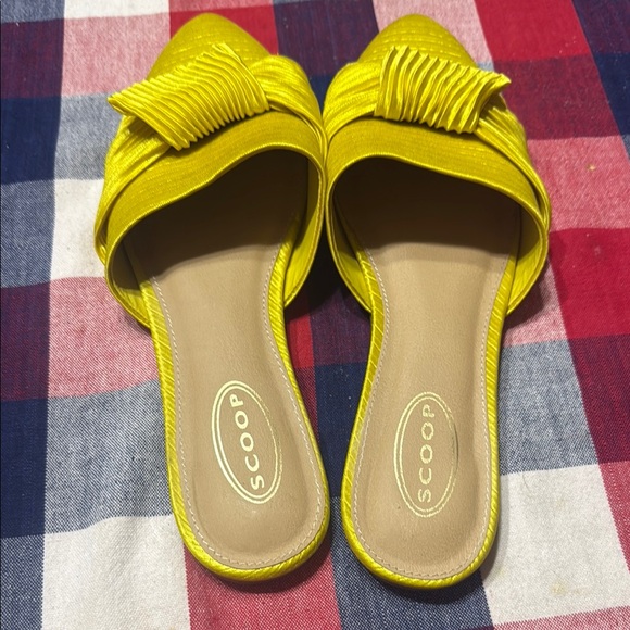 Scoop NYC Yellow Pleated Mules - Picture 3 of 3